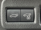 【パワーバックドア】スマートキーや運転席のボタンを押すだけでリアゲートが自動で開閉します!荷物を持っている時や、高い位置にあるバックドアを閉める際に便利な機能です♪