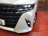 【LEDヘッドライト】悪天候や夜間走行時も良好な視界を確保し安心して運転できる高輝度LEDヘッドライトを装備!点灯速度が早く、消費電力も抑えられています。