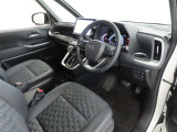 シンプルで使いやすいデザインの運転席です。