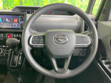 インテリアに合わせたデザインのステアリングは、運転される方のことも考え、運転しやすい形状、大きさです。是非一度、実際に触ってお確かめください。