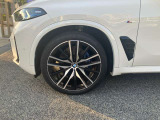 【BMWアロイホイル】軽量かつ強度に拘ったアロイホイル。走行性能ポテンシャルを引き出す設計。車の足元を引き締めてくれる大きなポイントはアロイホイルです。