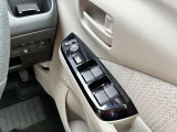運転席側のドア部。こちらのスイッチでドアミラーの角度調整やパワーウィンドーの操作が可能になります。