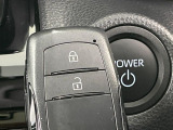 【スマートキー】カバンやポケットに入れたままでもドアの施錠・解錠が可能なスマートキーを装備。エンジンのオン・オフ時もカギを取り出す必要が無いからとっても便利です♪