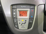 【オートエアコン】一度お好みの温度に設定すれば、車内の温度を検知し風量や温度を自動で調整。暑い&hellip;寒い&hellip;と何度もスイッチ操作をする必要はありません。快適な車内空間には必須の機能ですね♪