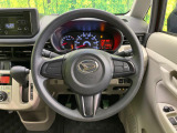 インテリアに合わせたデザインのステアリングは、運転される方のことも考え、運転しやすい形状、大きさです。是非一度、実際に触ってお確かめください。