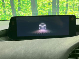 【10.25インチマツダコネクト】車内の雰囲気にマッチした大型ディスプレイ。スマホ接続でのナビ使用やBluetooth再生等、様々な機能が楽しめます。直感的なダイヤル操作が可能で、使い勝手も良好です。