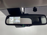 【全方位モニター】まるでクルマを真上から見下ろしたかのような視点で駐車をサポートします!クルマの斜め後ろや真横など、前後左右の4つのカメラの映像が合成されて、モニターに映し出されます。