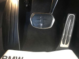 【ペダル】BMWはオルガン式アクセルペダルを採用しています。踏み込む足とペダルが同じ軌跡を描くため、かかとがずれにくく、アクセルコントロールがよりしやすくなるメリットがあります。