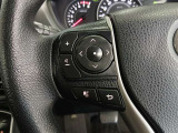 ステアリングには運転中でも簡単に操作できる各種スイッチついてます