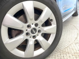 ●純正17インチアルミホイール:輸入車ならではの卓越した走りを支えるホイールと足回りです!日本車の走りに慣れている方にもぜひ体感して頂きたいほど、高いレベルでまとまっています!