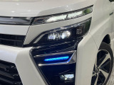 【LEDヘッドライト】悪天候や夜間走行時も良好な視界を確保し安心して運転できる高輝度LEDヘッドライトを装備!点灯速度が早く、消費電力も抑えられています。