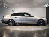 ☆BMWの前後重量配分50:50はエンジン自体をフロントタイヤよりも後ろにずらし、通常はエンジンルーム内に搭載される重量物であるバッテリーをトランクに移動させるなどして実現されています☆