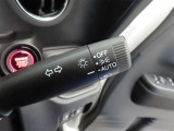 スイッチをオートに設定しておけば、車外の明るさに応じて自動的にヘッドランプを点灯・消灯します。夕暮れ時やトンネルの続く山道などを走行する時に便利なコンライトを装備しています。