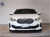 【キドニーグリル】BMWは約90年もの間、ほぼ全ての車両にひと目でBMWだと分かるこの特徴的なフロントグリルが備えられ、デザイン・アイコンとして親しまれてきました。