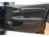 【運転席内ドア 】ミラー操作やウィンドウ開閉スイッチはドライバー目線で配置され、快適な操作性を実現!