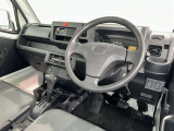 運転席まわりです。 各操作スイッチは使いやすい位置に配置されてます。