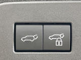 【パワーバックドア】スマートキーや運転席のボタンを押すだけでリアゲートが自動で開閉します!荷物を持っている時や、高い位置にあるバックドアを閉める際に便利な機能です♪