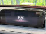 【8.8インチマツダコネクト】車内の雰囲気にマッチした大型のディスプレイ。スマホ接続でのナビ使用やBluetooth再生等、様々な機能が楽しめます。直感的なダイヤル操作が可能で、使い勝手も良好です。