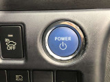 エンジンスタートスイッチです。キーが車内にあれば、エンジンの始動や停止はスイッチを押すだけ!キーを取り出す手間を省き、ワンプッシュで操作できるので簡単でスムーズです。