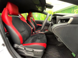 【ハーフレザーシート】高級感と座り心地を両立した人気のシート♪背面・座面のファブリック素材は、通気性の良さや滑りにくさに優れています。気温や服装に左右されず快適にお乗りいただけます。