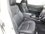 高いホールド性で運転姿勢が安定します。長距離ドライブでも疲れにくいのが魅力です。快適なドライビングライフをお送りください♪