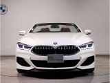 【BMWの伝統】BMWの特徴的な&ldquo;キドニーグリル&rdquo;は、80年以上続く伝統の形でございます。変わらないこだわりのデザインが、プレミアムブランド&ldquo;BMW&rdquo;を創り出します。