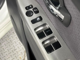 【電動格納ミラー】サイドミラーは電動格納式となっており、狭い駐車場でもキズがつくリスクを抑えられます。