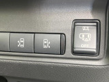 【両側パワースライドドア】スマートキーや運転席のスイッチで後席両側スライドドアの開閉が可能♪電動だから力を入れてドアを開ける必要が無く、小さなお子様でも簡単に開け閉めでき快適です♪
