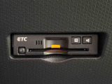 ETCカードを挿入することで高速道路を利用する際の支払いがキャッシュレスになったり、ETCスマートインターチェンジが利用できたり、とても便利なアイテムです!保証は修理保証のみとなります。
