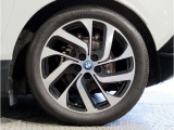 【BMWアロイホイル】軽量かつ強度に拘ったアロイホイル。走行性能ポテンシャルを引き出す設計。車の足元を引き締めてくれる大きなポイントはアロイホイルです。