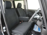 運転席のスペースはゆったりしていて、視界も広く確保されているので普段の運転からロングドライブまで快適です。