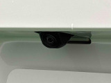 バックカメラ 車両の前後左右に搭載した4つのカメラにより、車庫入れや狭い道でのすれ違いをしっかりサポートするパノラマモニター対応カメラが付いてます