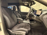 【コックピットシート】BMW車の主役席。車体中央にくる様に配置し車両重心とが一致する事でドライバーと車との一体感あるドライビングを実現。人間工学に基づき形成した形状が長時間のドライブ疲労も軽減します!