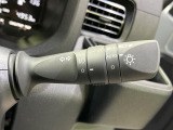 【オートライト】周りの明るさに応じて自動でヘッドライトの点灯・消灯ができる機能です!ライトの付け忘れ・消し忘れなどが無くなり、雨の日や夕方の走行も安心!トンネル通過時も便利ですね♪