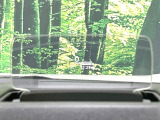 【ヘッドアップディスプレイ】現在の速度や走行情報をデジタル表示で運転席前方のガラスに投影!運転中、目線をずらさず必要な情報を確認できるのでとっても便利で安心!