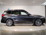 【BMWの伝統-3】BMWのお車は、&ldquo;駆け抜ける歓び&rdquo;を体現しております。走行の安定性とコーナリングの良さを追求し、思い通りにハンドルの操作可能です。