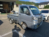 ゲートプロテクター装備。 荷台のアオリ(ゲート)上部に取り付け、荷物の積み降ろし時にボディや荷物が傷つくのを防ぐためのパーツです。