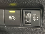 【アダプティブハイビーム】遠くまで明るく照らすハイビームを先行車や対向車に照射しない様、自動で調整!毎回手動で切り替える必要がなく、夜間走行時のストレスも軽減。安全性向上にも寄与します。