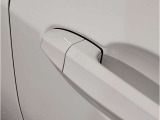 【デザインとの融合】BMWデザイナーが創り出したボディデザインを損なう事のない様に配置とデザインに拘っています。ドアノブについてもBMWの拘りに妥協はありません。