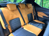 後部座席も気になるようなキズ・汚れやへたり等、大きなダメージはなく、良好な状態です。