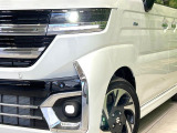 【LEDヘッドライト】悪天候や夜間走行時も良好な視界を確保し安心して運転できる高輝度LEDヘッドライトを装備!点灯速度が早く、消費電力も抑えられています。