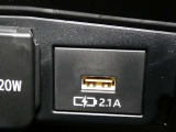 充電用USB端子付き。スマートフォンなどの充電に便利です。