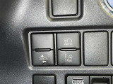 レーンディパーチャーアラートとは車線または走路からの逸脱の可能性を警告すると共に、車線または走路からの逸脱を避けるためのハンドル操作の一部を支援する機能です。詳細は販売店スタッフまでおたずねください。