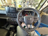 少し前の軽トラとは大違いな運転席の風景。運転席と助手席にもエアバックが装備です。