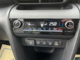 オートエアコン♪お好みの温度に設定するだけで車内を快適空間にしてくれますよ♪