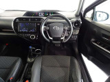 革巻きステアリングで快適な操作性の運転席です。