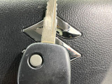 【キーレス】少し離れた場所からでもボタン一つでドアの開錠・施錠ができるのでとっても便利!ドアの鍵穴周りに傷をつけることもありません♪