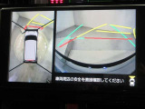 パノラミックビューモニター付きです。車両を上から見たような映像をディスプレイオーディオ画面に表示。運転席からの目視だけでは見にくい、車両周辺の状況をリアルタイムでしっかり確認できます。