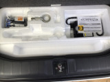 トランクボード下にはパンク修理キットが収まっています。小物スペースもあります。