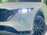 【LEDヘッドライト】悪天候や夜間走行時も良好な視界を確保し安心して運転できる高輝度LEDヘッドライトを装備!点灯速度が早く、消費電力も抑えられています。